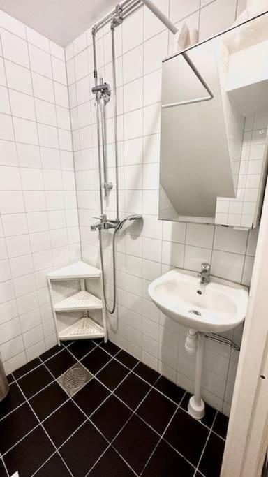 Superhomes 1 Br Apartment